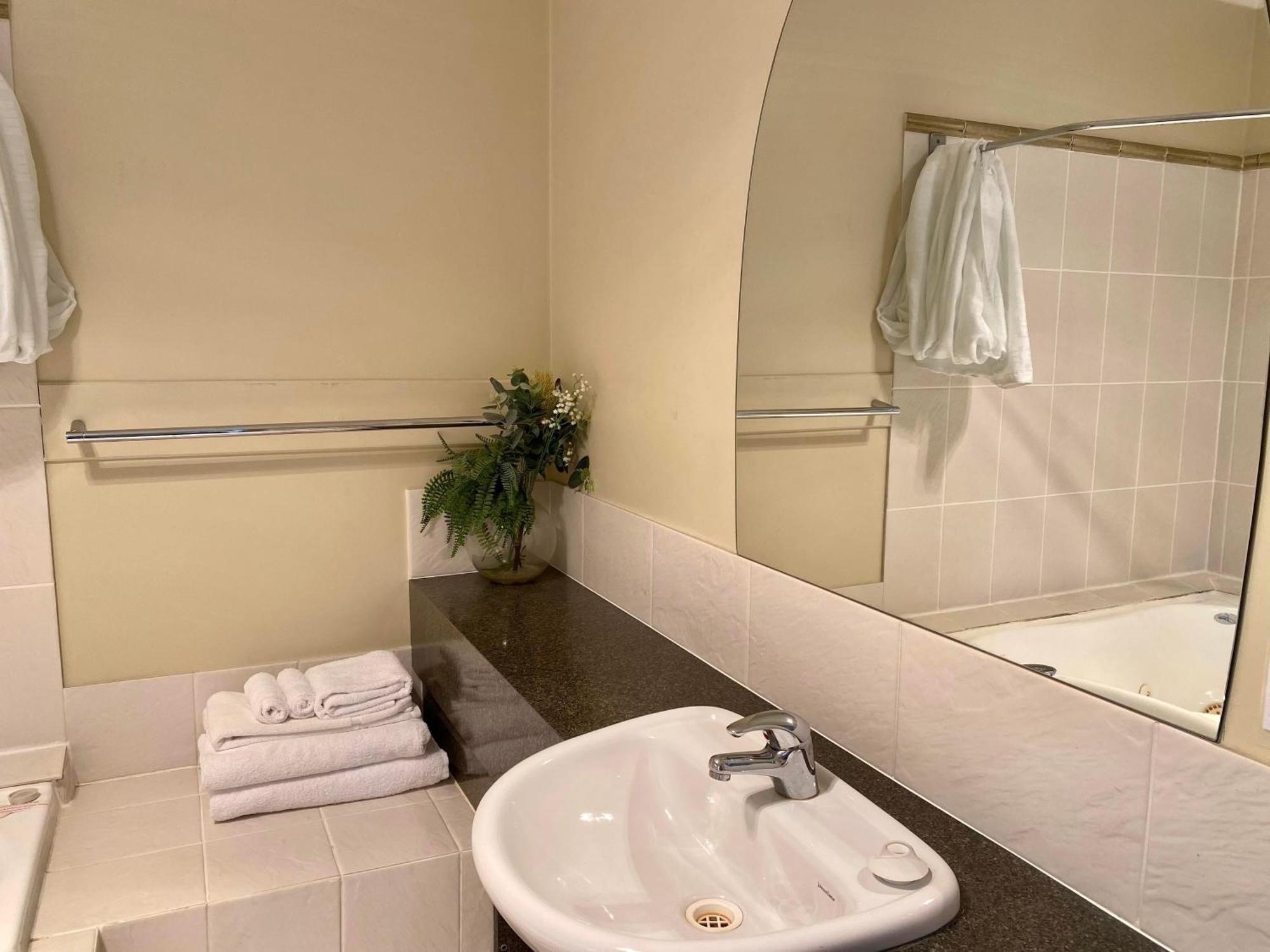Gordon Gateway Motel Strahan Bagian luar foto